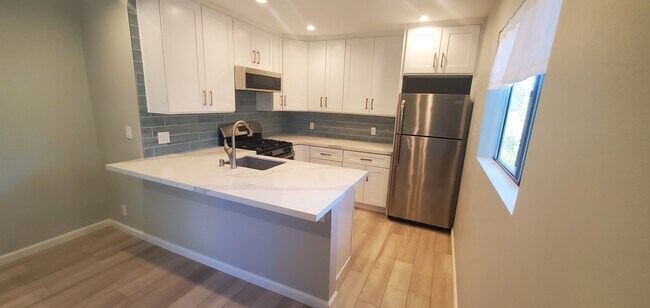 Kitchen - 11507 Moorpark St