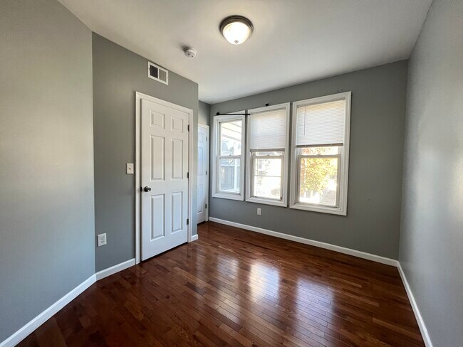 Unit 2 - 537 S Clinton St