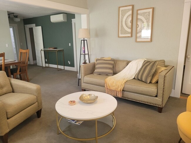 Building Photo - Charming Historical Home, Desirable Downtown Location. Flexible Lease Terms, 30-day Min. All Util...