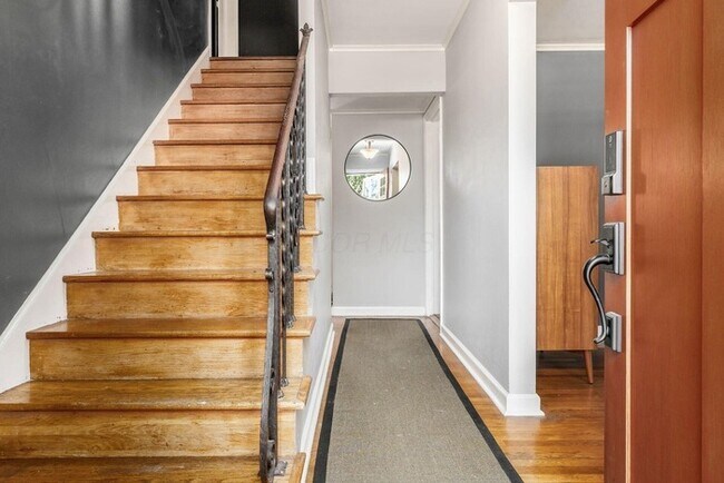 Foto del edificio - Spacious 4BR Home with Finished Lower Level & Fenced Yard in Upper Arlington