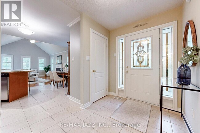 Photo du bâtiment - 350 Lakebreeze Dr