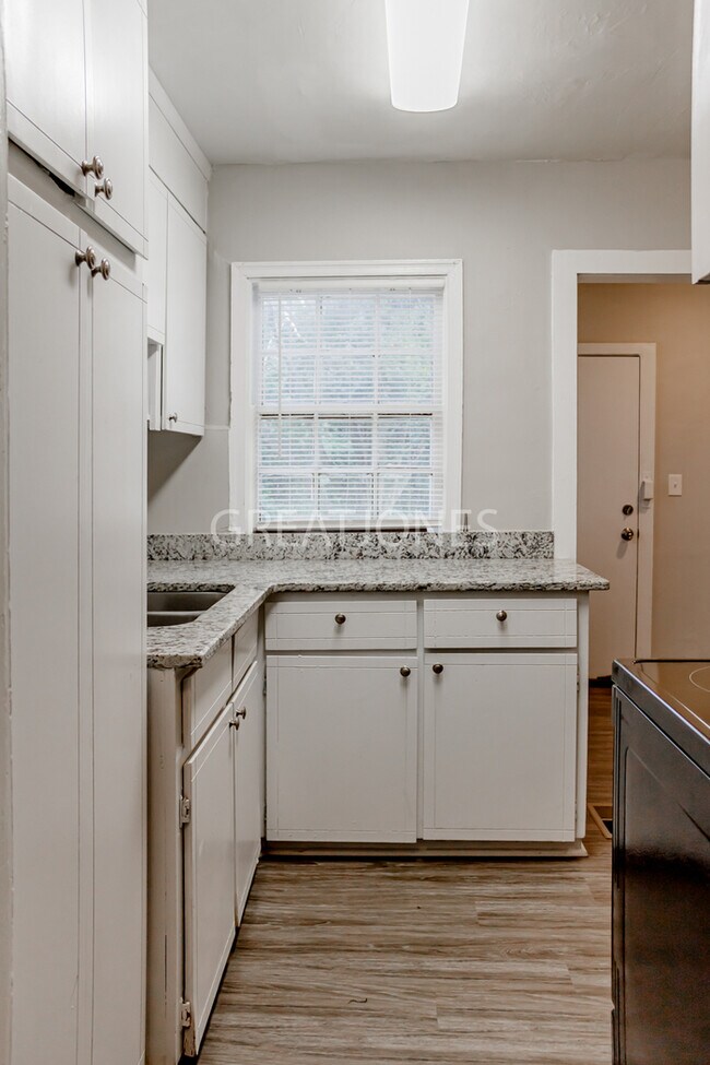 Building Photo - NOW OFFERING FIRST FULL MONTH FREE IF MOVE...