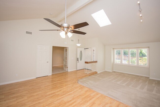 Foto del edificio - Lovely 3+BR Single-Story Carlsbad Home With AC & Skylights!!