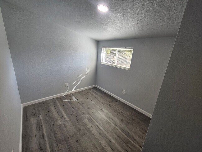 Building Photo - 3 Bedroom 1 Bath Home In Orland (Utilities...