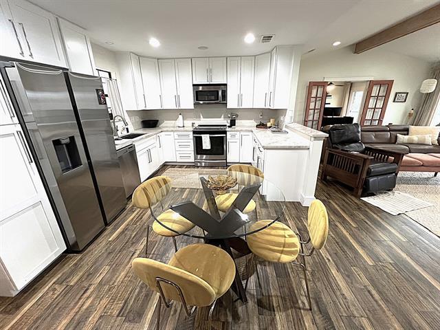 Building Photo - 303 E 6th St