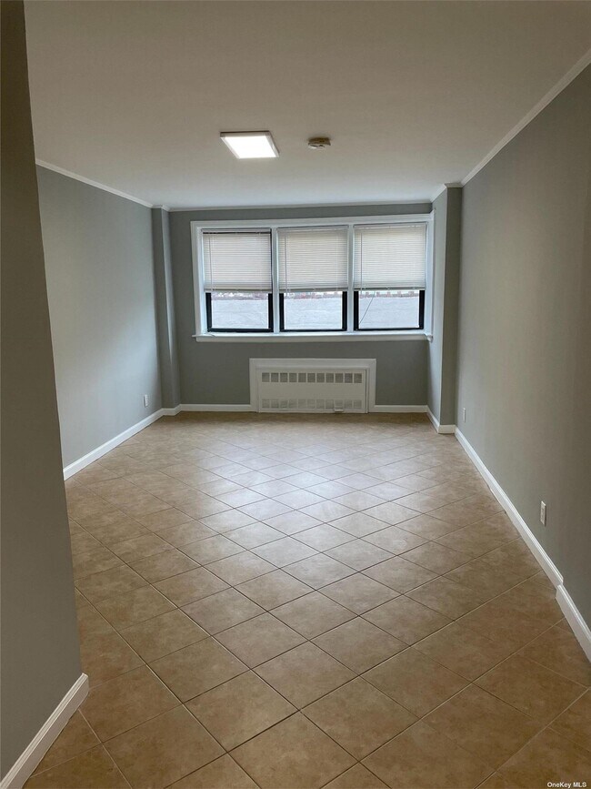 Foto del edificio - 302 E Broadway