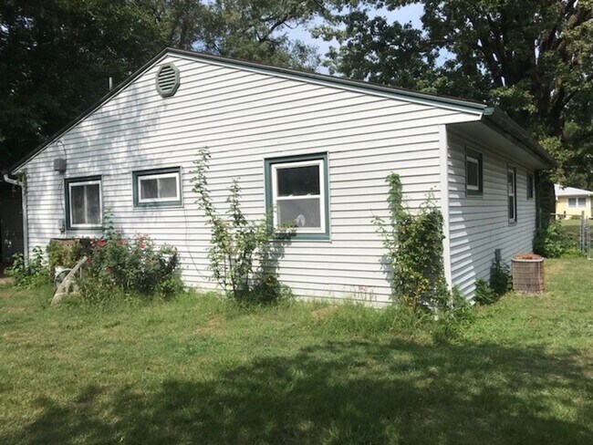 Foto del edificio - Nice, 4BR rancher with appliances, attached garage and fenced back yard.