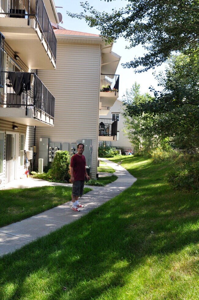 Foto del edificio - 640 Lake Elmo Dr