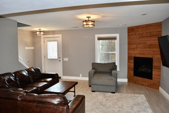 Building Photo - 3-bedroom, 2.5 bathroom partially furnished home in Saint Joseph