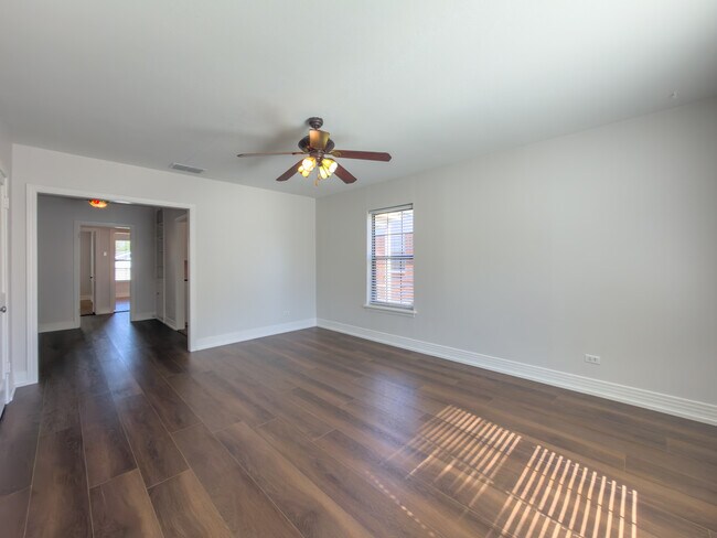 Sala de estar - 418 E 8th St