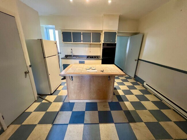 Building Photo - Spacious 1-Bedroom Apartment with Patio in...
