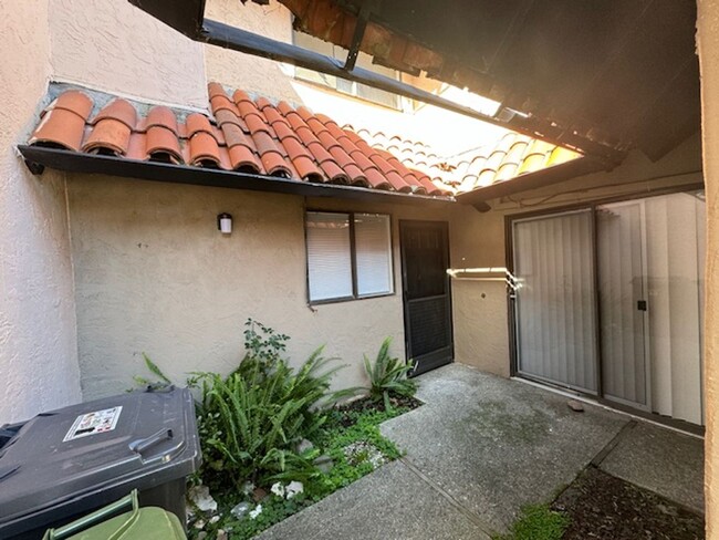 Building Photo - Fully Remodeled 4 Bedroom Unit Available Now!