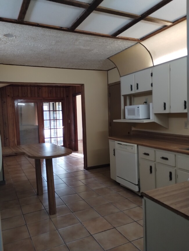 Kitchen looking into dining room, back porch, and master bedroom - 9018 SE Hobe Ridge Ave