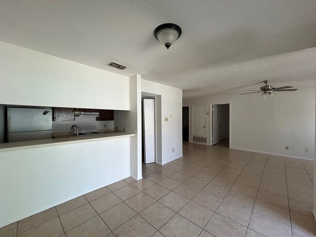 Foto del edificio - 100 Hillside Rd