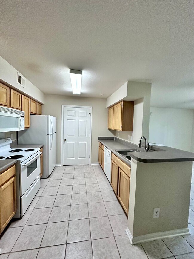 Foto del edificio - Spacious 1B/1B Unfurnished Condo near Beac...