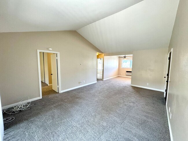 Foto del edificio - Charming 2 Bed/2 Bath Upstairs Condo in Qu...