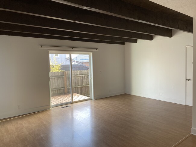 access to yard and garage - 1815 SE Harney St