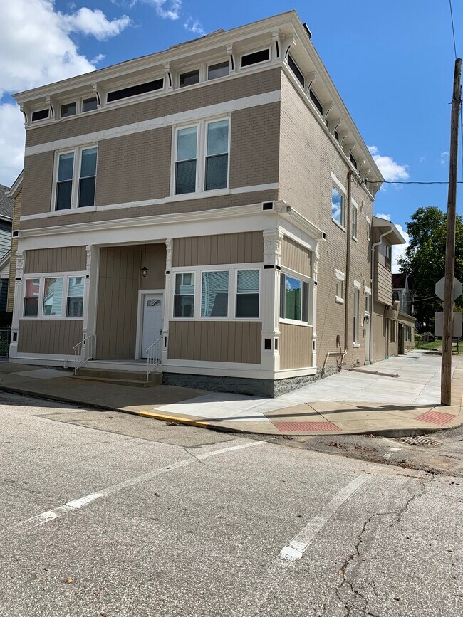 600 Center St Apartment Building - 600 Center St