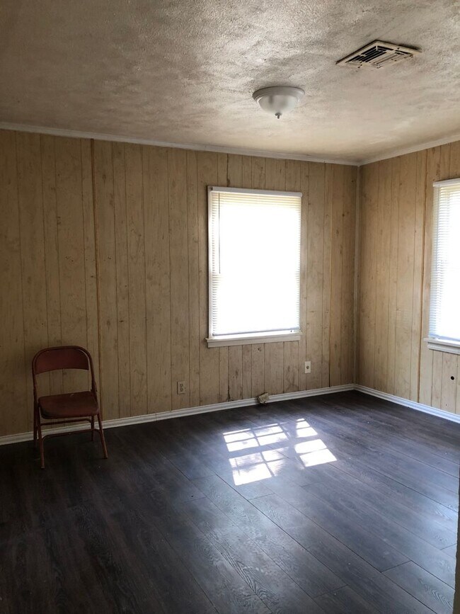 Building Photo - Section 8/Housing Voucher Accepted