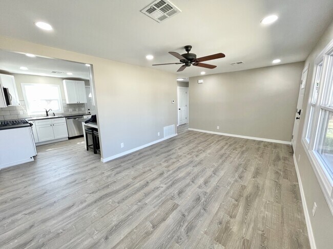 Foto del edificio - 392 SE Elmhurst Ave