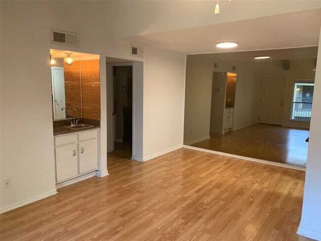 Building Photo - 1100 Augusta Dr