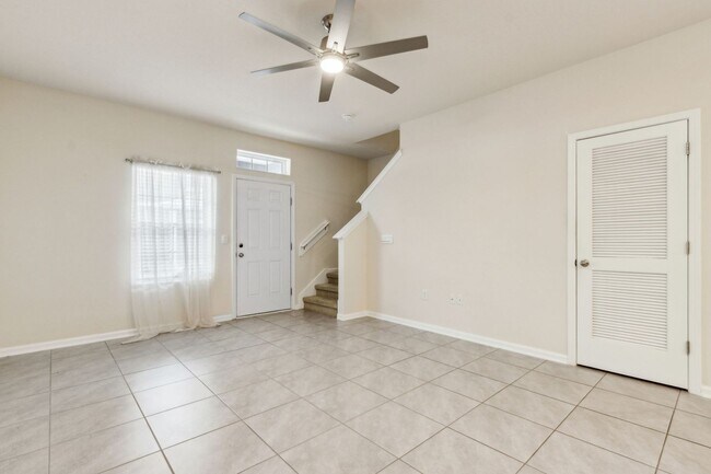 Building Photo - Nearly New 2BR/2.5BA Townhome – Great Loca...