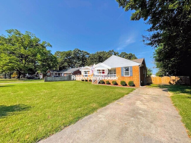 Foto del edificio - 2404 Haywood Ave