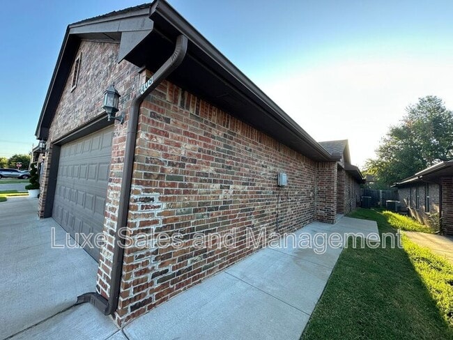 Photo - 408 Chalk Hill Ct House