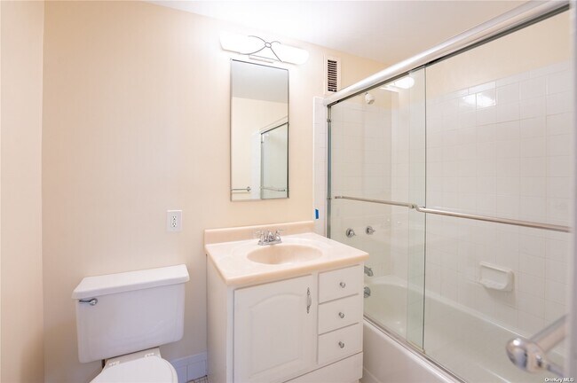 Foto del edificio - 750 W Broadway