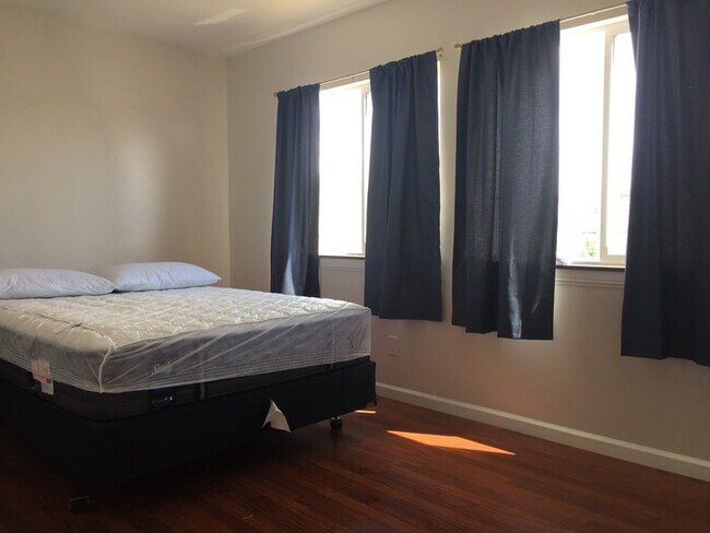 Foto del edificio - Aiea: 2 Bed, 1 Bath, 1 Parking, Duplex Unit