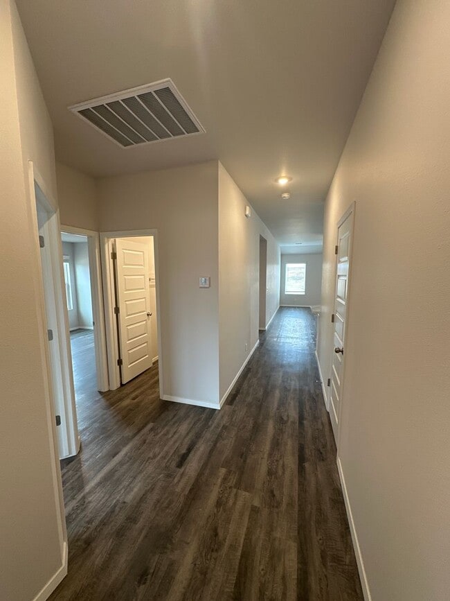 Building Photo - Now Pre-Leasing — Spacious 3 Bed, 2 Bath Home in Park Place!