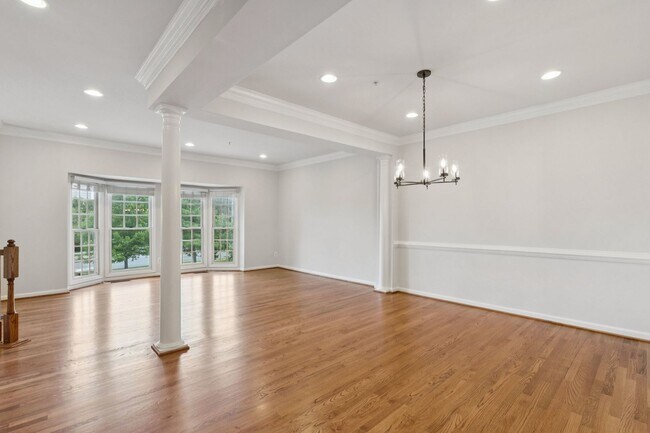Foto del edificio - Beautiful 3-level colonial-style town home...