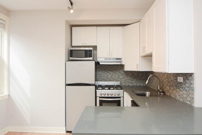 Foto del edificio - 511 W Belmont Ave
