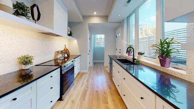 Building Photo - Beautifully renovated 3 bedroom/2 bath home