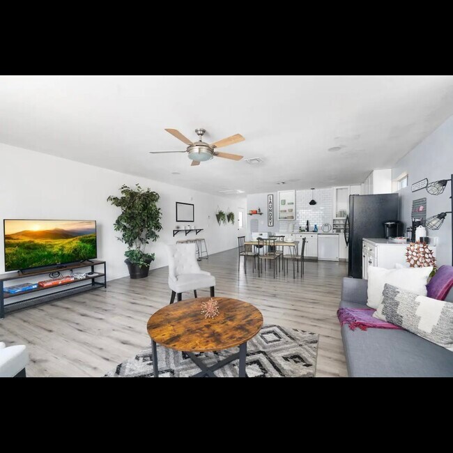 Foto del edificio - 3330 E Cypress St