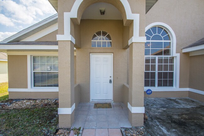 Foto del edificio - 3 Bed 2 Bath Home with Stainless Steel App...