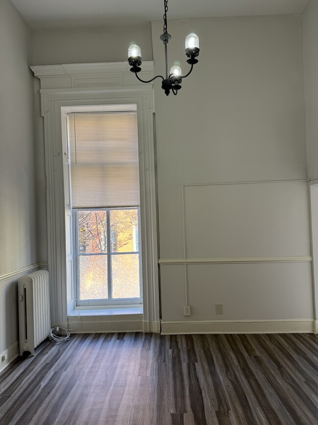 1M - 28 E Mount Vernon Pl