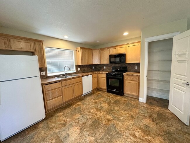 Foto del edificio - 4 Bedroom Cornelius Home in Hobbs Farm!