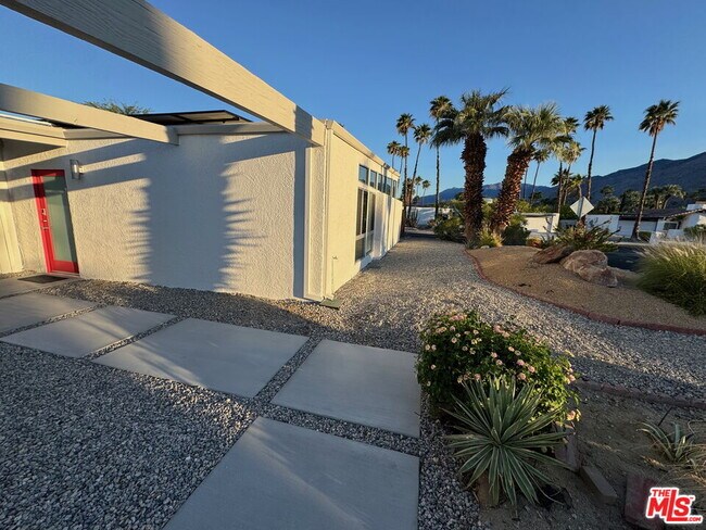 Building Photo - 2106 N Roberto Dr