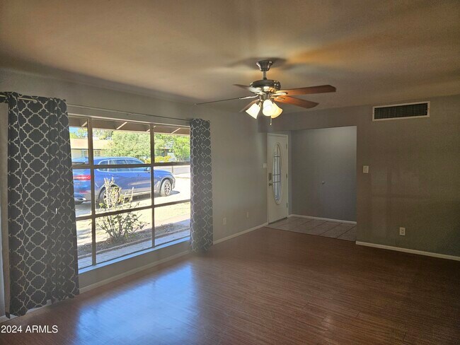 Building Photo - 1707 E Sierra Vista Dr