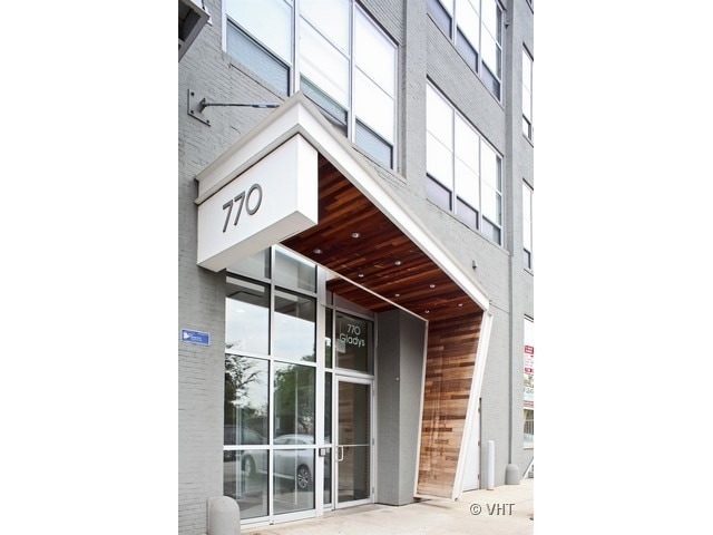 Building Photo - 770 W Gladys Ave