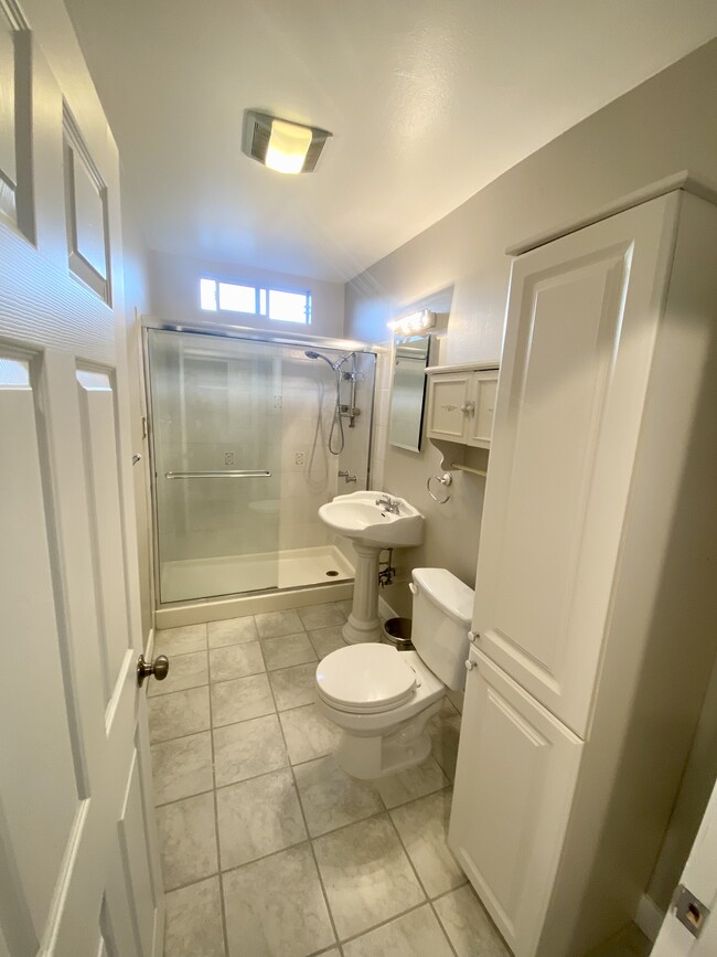 Upstairs Bathroom - 4412 Radium Dr