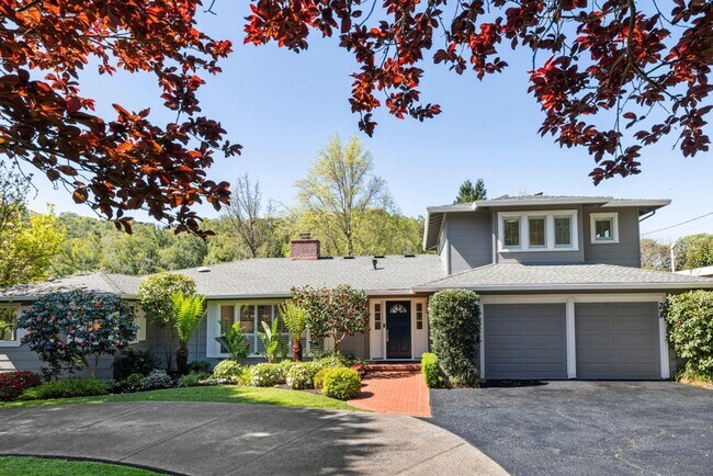 Foto del edificio - Impressive Sleepy Hollow Home on 1 Acre!  ...