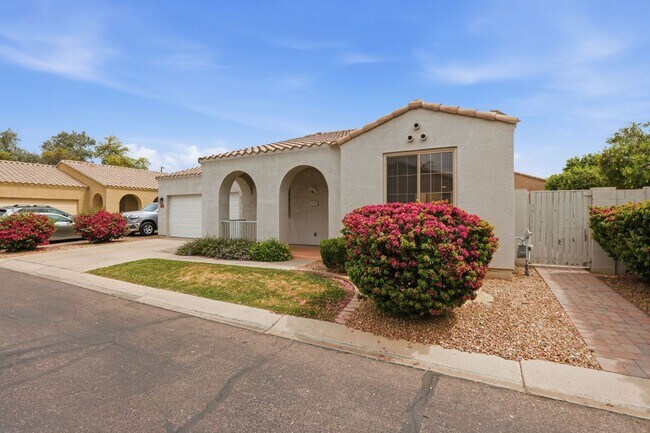 Foto del edificio - Gated 3BR/2BA Corner Home w/ Fireplace  — Move In Special!