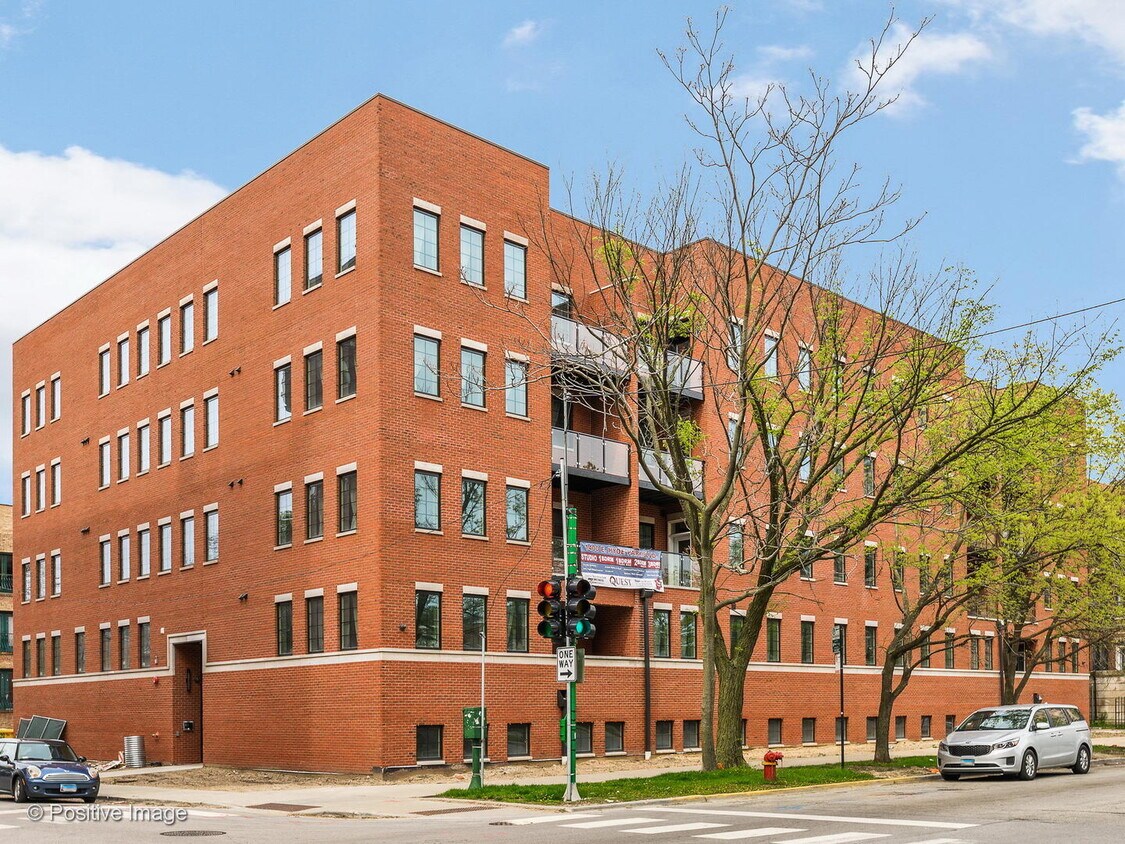 Primary Photo - 1400 E Hyde Park Blvd