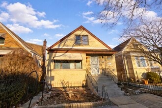 Building Photo - 7127 S Ridgeway Ave