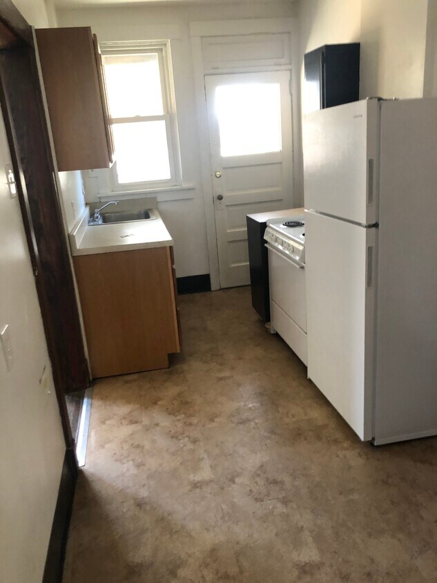kitchen with dishwasher - 505 S Graham St