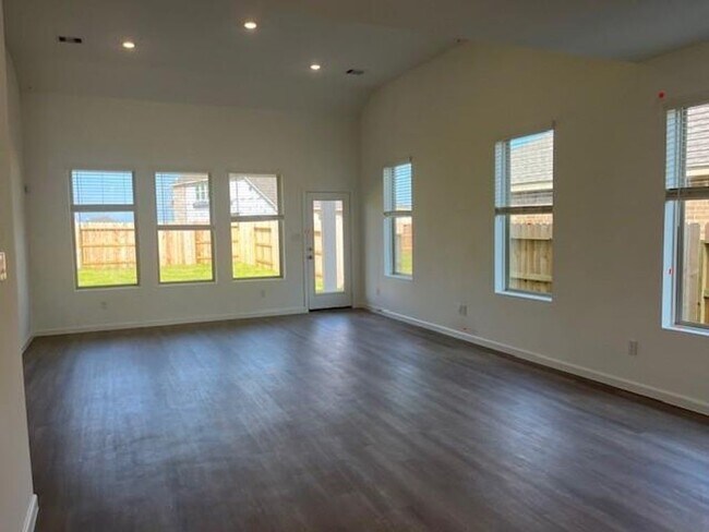 Building Photo - 3004 Avalos Dr