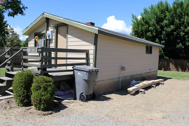 Building Photo - 1320 1/2 Springwater Ave