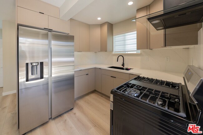 Foto del edificio - 8437 Wakefield Ave